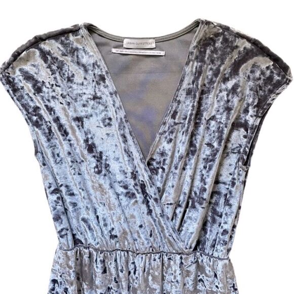 URBAN OUTFITTERS Isabella Velvet Jumpsuit Size Small - Picture 4 of 11